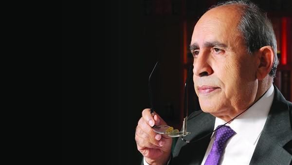 فلسطين تفقد احد اعمدة الادب : الشاعر عزالدين مناصرة